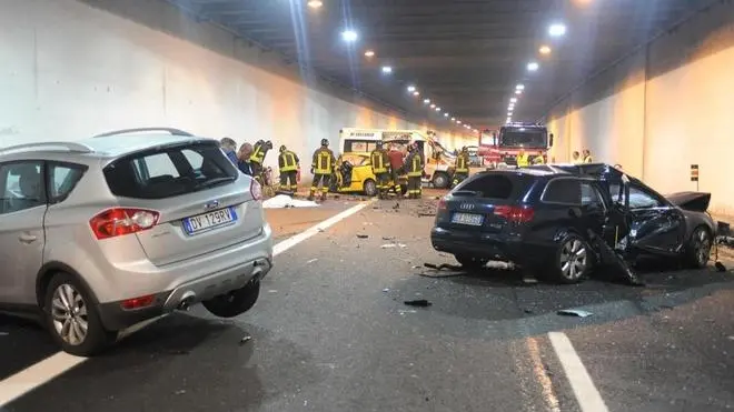 Incidente mortale in galleria. All'altezza di Cadola un audi in contromano investe alcune macchine nel primo tratto di autostrada direzione nord sud