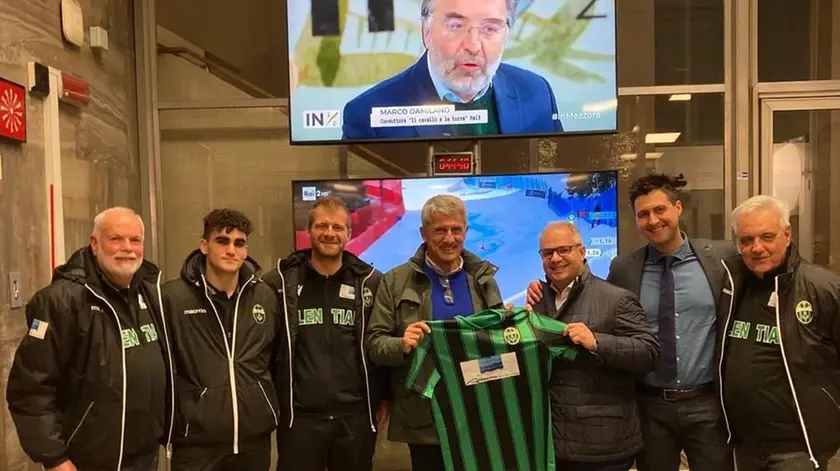 La maglia del Lentiai col logo de “Il filo di Arianna” donata a Volpi