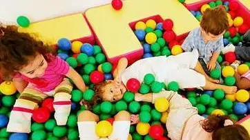 Bambini in un asilo nido (Foto d'archivio)