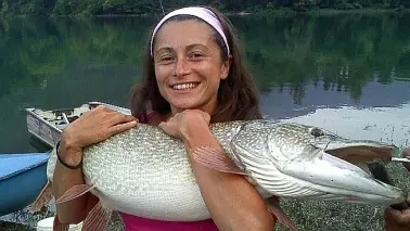 La giovane che ha pescato il super luccio al Corlo