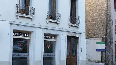 Il negozio in borgo Ruga dove secondo la denuncia si è consumata l’appropriazione indebita legata alla vendita del quadro