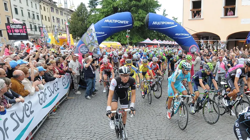 La partenza del Giro in Piazza dei Martiri nel 2014