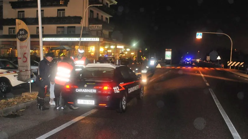 I carabinieri della Compagnia di Cortina durante un controllo notturno