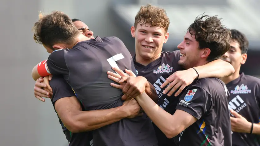La felicità dei giocatori della Dolomiti dopo il gol di Alcides al Chions (Foto De Zanet)
