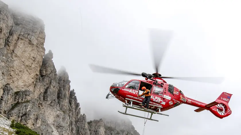 L'elicottero dell'Aiut alpin in azione sulle Dolomiti a Cortina