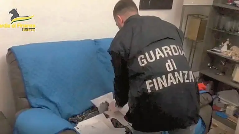 I finanzieri durante una delle perquisizioni effettuate alle proprietà della escort