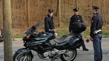 A sinistra Andrea Campana. Sopra la polizia accanto alla sua moto