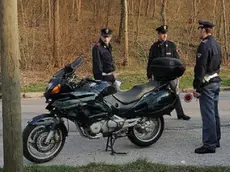 A sinistra Andrea Campana. Sopra la polizia accanto alla sua moto