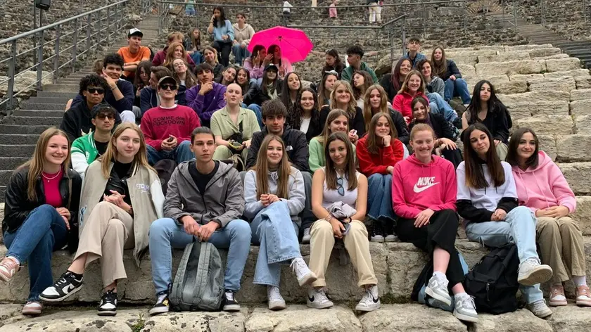 Gli studenti dell'Ite Calvi di Belluno e del liceo Majorana di San Giovanni La Punta al teatro di Catania