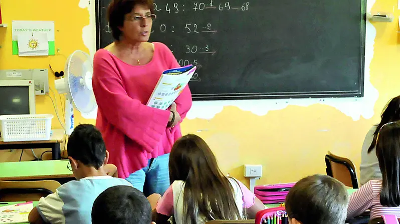 Una insegnante durante una lezione ai bambini delle elementari