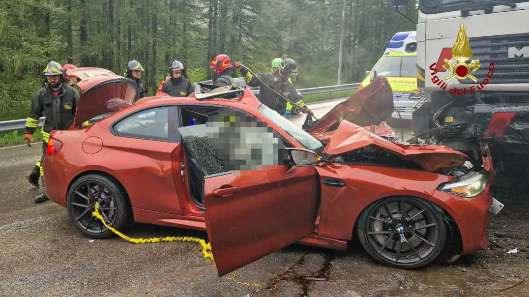 La Bmw distrutta contro il camion parcheggiato a Malga Ciapela