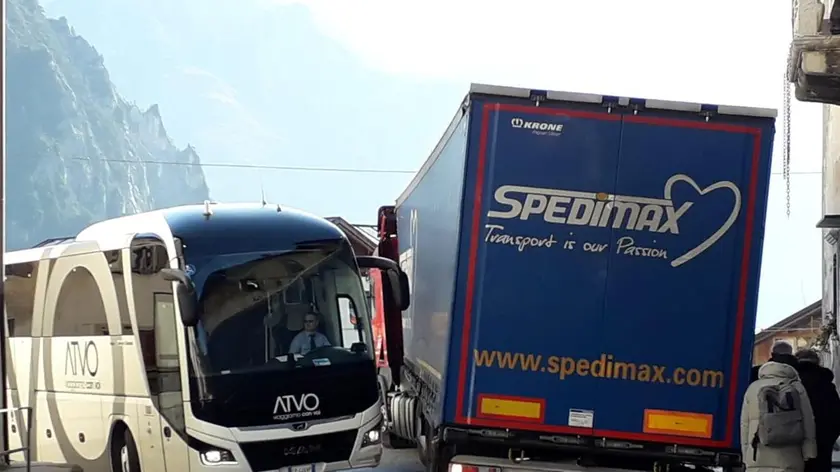 Un camion bloccato sulla 51 di Alemagna
