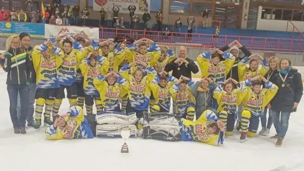 Il Cadore Zoldo Under 13 con la coppa dello scudetto