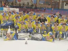 Il Cadore Zoldo Under 13 con la coppa dello scudetto