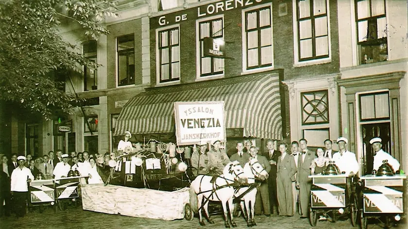 Una gelateria italiana in Olanda in una delle foto d'epoca