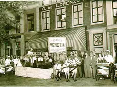 Una gelateria italiana in Olanda in una delle foto d'epoca