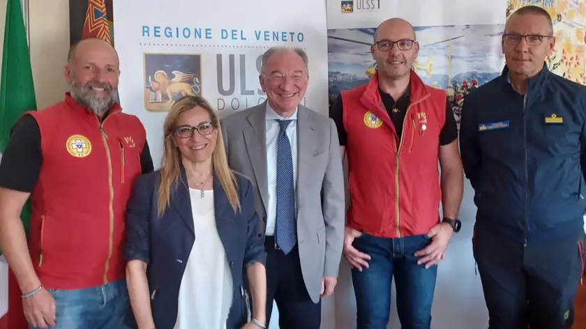 Il Commissario Dal Ben con i vertici del Soccorso Alpino Dolomiti Bellunesi alla firma della convenzione