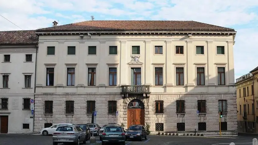 Palazzo Piloni, sede della Provincia di Belluno, senza le bandiere esposte - In alto la sede dell'ente a Palazzo Piloni A sinistra il consiglio provinciale che entro fine mese vota il bilancio