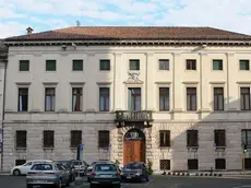 Palazzo Piloni, sede della Provincia di Belluno, senza le bandiere esposte - In alto la sede dell'ente a Palazzo Piloni A sinistra il consiglio provinciale che entro fine mese vota il bilancio