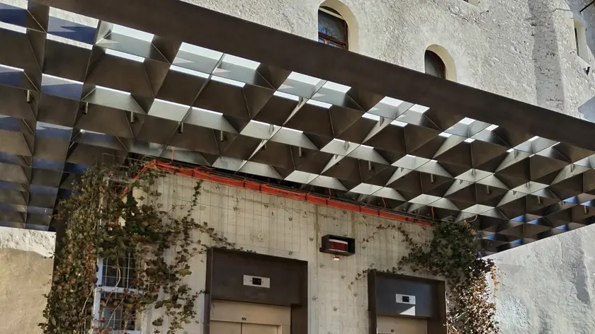 L'accesso agli ascensori nel centro storico di Feltre in via Beccherie