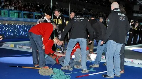 Cortina, 2 aprile 2010. Allo stadio del ghiaccio la cerimonia di apertura dei mondiali di curling. Alla fine della cerimonia l'esibizione degli scoiattoli per l'apertura dei mondiali sfiora la tragedia. il presidente delle guide alpine ampezzane Stefano D
