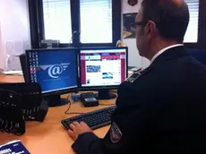 - Un agente della polizia postale mentre effettua dei controlli