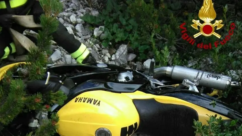 Il recupero della moto nel dirupo da parte dei vigili del fuoco