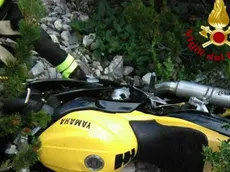 Il recupero della moto nel dirupo da parte dei vigili del fuoco