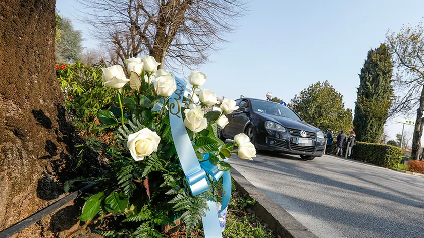 DePolo Montebelluna fiori deposti luogo incidente mortale davanti al duomo