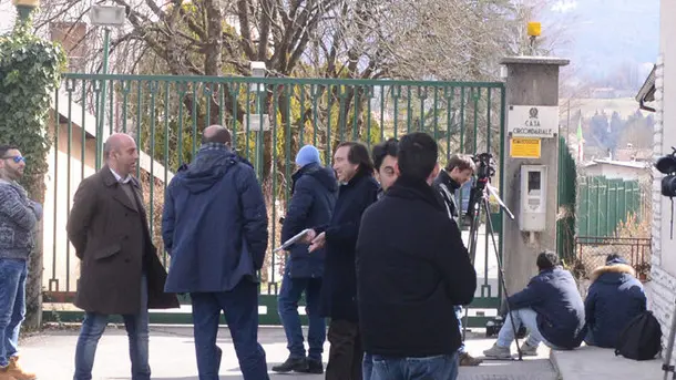 gian paolo perona- perona- belluno- giornalisti all'uscita del carcere in attesa dell'avvocato Rigoni stern