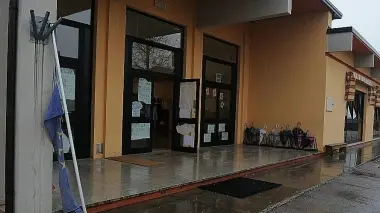 A sinistra una veduta della scuola elementare di Quartier Cadore a Belluno