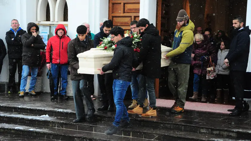 Gli amici di Kevin Fontanive portano il feretro durante il funerale del ragazzo di 26 anni trovato senza vita domenica: soffriva di una grave sindrome renale