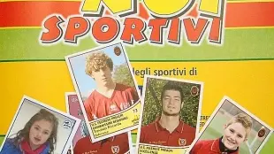 La copertina dell’album Noi sportivi e alcune figurine di giovani atleti da collezionare