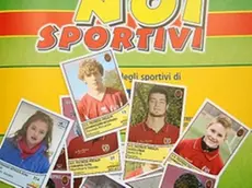 La copertina dell’album Noi sportivi e alcune figurine di giovani atleti da collezionare