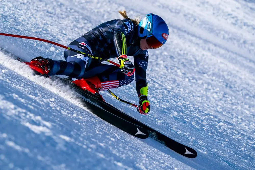 Ben due turni di allenamento in vista dei prossimi Mondiali di Courchevel mercoledì mattina 1 febbraio in Val di Fassa su LaVolata, Ski Area San Pellegrino, ormai riconosciuta come pista top della velocità mondiale. Allenamento prima di discesa alle prime luci dell’alba per le atlete norvegesi (Mowinckel e Kajsa Vickhoff Lie), insieme a loro le nostre Nadia e Nicol Delago e le statunitensi Breezy Johnson e Isabella Wright. A seguire, dopo la ritracciatura a cura dello staff tecnico italiano (presenti Gianluca Rulfi e Giovanni Feltrin), si sono presentate al cancelletto di partenza del tracciato di superG, Sofia Goggia, Mikaela Shiffrin e Alice Robinson. Una folla di fan appassionati ha atteso ad ogni giro queste tre regine dello sci alpino, che saranno sicuramente tra le protagoniste dei prossimi Campionati Mondiali nelle rispettive discipline. Grande entusiasmo come sempre per Sofia Goggia e anche per la regina incontrastata Mikaela Shiffrin. Giovedì continuano gli allenamenti sulle piste azzurre della Val di Fassa, con alcune velociste sempre su LaVolata, mentre altre atlete si alleneranno di gigante e speciale allo Ski Stadium a Pozza di Fassa. Foto di Ralf Brunel.