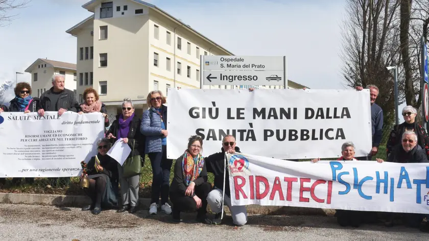 I promotori del flash mob di lunedì mattina davanti all’ospedale di Feltre con gli striscioni che richiamano i problemi della salute mentale