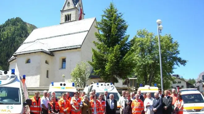 - Foto di gruppo per i volontari della Croce Bianca di Arabba