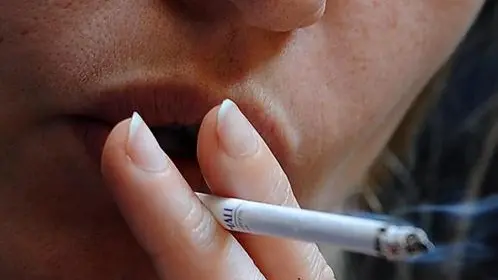 Una donna accende una sigaretta. Il fumo odia letteralmente le donne, amplificando con un rapporto di cinque a uno i danni prodotti sul cuore femminile rispetto a quello degli uomini. Sono i risultati di uno studio presentato dalla professoressa Elena Tremoli del dipartimento di Scienze Farmacologiche dell'Università di Milano al Congresso della Società Europea di Cardiologia (ESC), in corso fino a mercoledì 31 agosto a Parigi. L'organismo femminile è particolarmente vulnerabile agli effetti del tabacco, indipendentemente da altri fattori come l'età, la pressione arteriosa, l'obesità, la classe sociale. ANSA/CLAUDIO ONORATI