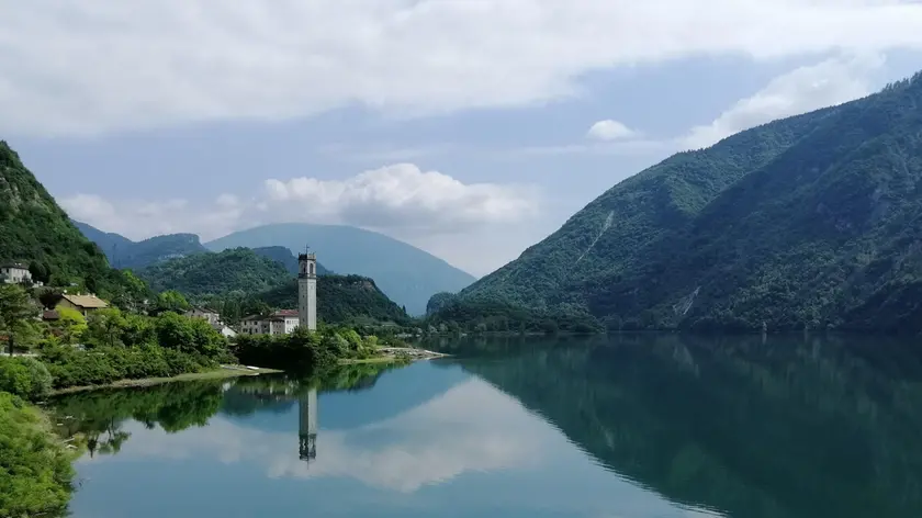 Lo specchio d’acqua del Lago del Corlo ad Arsiè