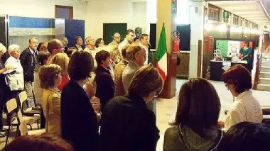 Una fase dell’ inaugurazione della mostra alla scuola media