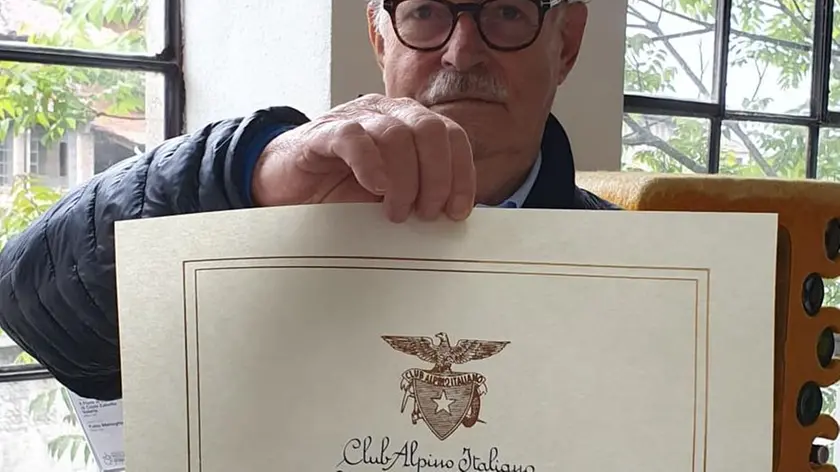 Gabriele Arrigoni con la pergamena consegnatagli dal Cai