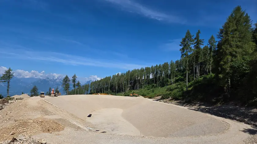 I lavori per il laghetto sul Nevegal a La Grava