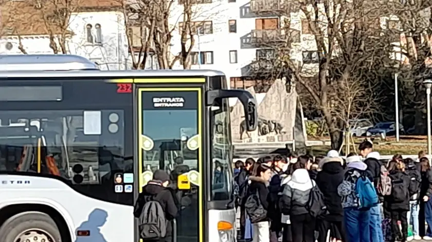 Studenti alla fermata delle corriere davanti alla stazione di Belluno