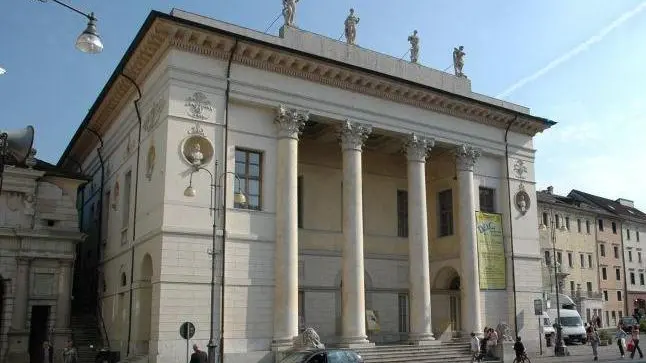 Belluno 2006. Il teatro comunale a Belluno. - Una veduta del teatro Comunale di Belluno