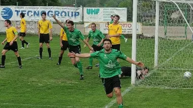 Il gol del 2-0 che ha in pratica chiuso la gara A destra Massimiliano Parteli portato in trionfo dai suoi giocatori (www.obiettivo.net)