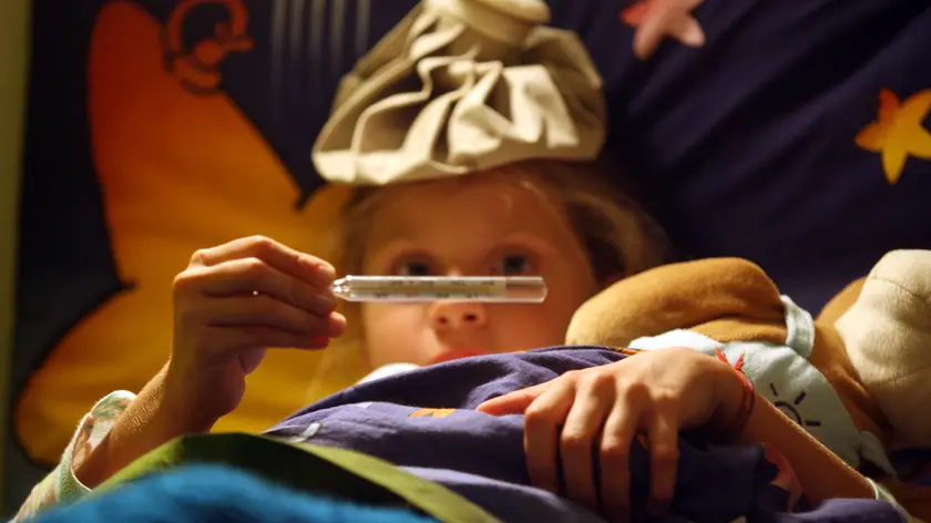 Un'immagine d'archivio mostra una bambina a letto con l'influenza. ANSA ARCHIVIO/FRANCO SILVI/ji