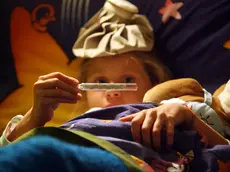 Un'immagine d'archivio mostra una bambina a letto con l'influenza. ANSA ARCHIVIO/FRANCO SILVI/ji