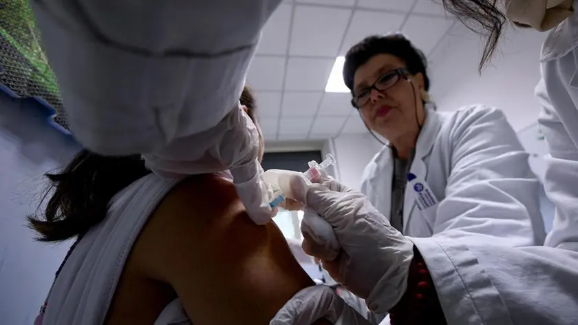 Una bambina viene vaccinata in un ambulatorio della Asl di Napoli, 3 novembre 2016..ANSA / CIRO FUSCO