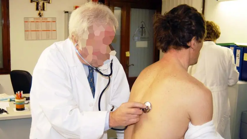 FOTO SIMBOLO DI UN MEDICO CHE VISITA PAZIENTE..VISITA DOMICILIARE - DOMICILIARI - A DOMICILIOUn paziente sottoposto a visita medica in un ospedale veneto. In aumento i fattori di rischio delle malattie cardiovascolari