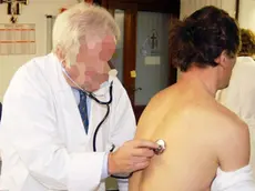 FOTO SIMBOLO DI UN MEDICO CHE VISITA PAZIENTE..VISITA DOMICILIARE - DOMICILIARI - A DOMICILIOUn paziente sottoposto a visita medica in un ospedale veneto. In aumento i fattori di rischio delle malattie cardiovascolari